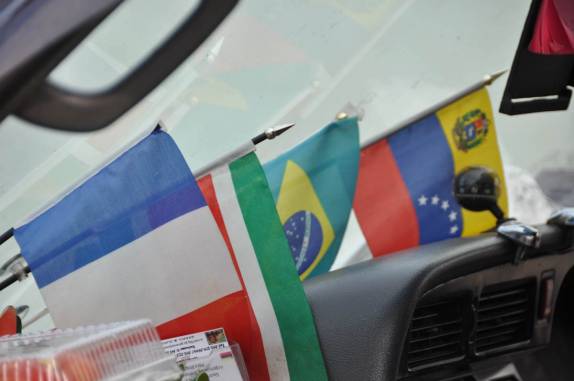 As bandeiras das três Guianas e do Brasil, num carro que faz o transporte entre esses países